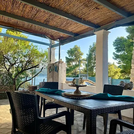 Seafront Escape, Atsitsa
